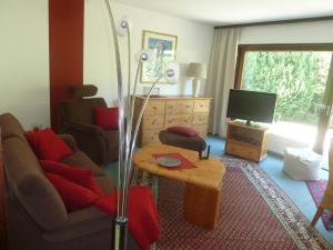 - un salon avec un canapé et une télévision dans l'établissement Residenz Rosenstraße, à Bad Harzburg