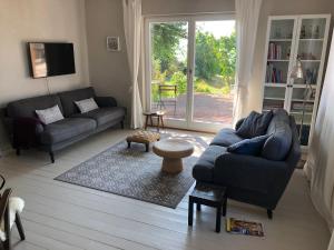 una sala de estar con 2 sofás y una ventana grande en Seeblick Cottage, en Ziemitz