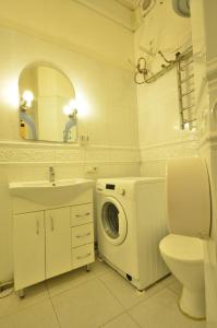 ein Badezimmer mit einer Waschmaschine und einer Waschmaschine in der Unterkunft Хостел 17 in Kiew