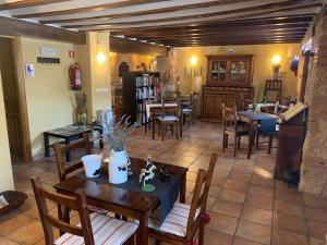 uma sala de jantar com mesas e cadeiras num restaurante em La Cabala de Ibeas em Ibeas de Juarros