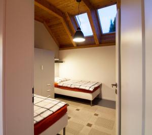 1 Schlafzimmer mit 2 Betten und einem Fenster in der Unterkunft Charming house@LK-living in Liberec