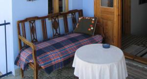 een kamer met een tafel en een stoel en een tafel en een tafel bij Guesthouse Parthenon in Parthenón