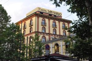 budynek z napisem na górze w obiekcie Hotel San Guido w Mediolanie