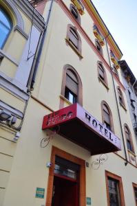 un edificio con un cartel que dice hotel del tiempo en Hotel San Guido, en Milán