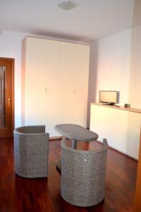 Habitación con mesa y 2 sillas de mimbre en B&B Reginetta, en Casteggio