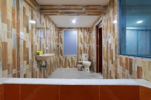ein Bad mit einem WC und einem Waschbecken in der Unterkunft Ayenda 1122 Victoria in Pereira
