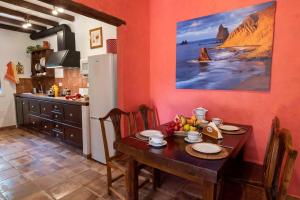 Kuchyň nebo kuchyňský kout v ubytování Rincón de los Abanes - Finca Casa Jardín-VV