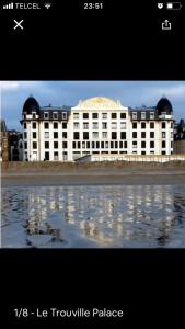 トゥルヴィル・シュル・メールにあるTrouville Palaceの水面反射白い大きな建物