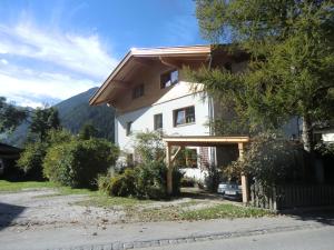 a white house with a fence and a driveway at Appartement Stubaital in Neustift im Stubaital