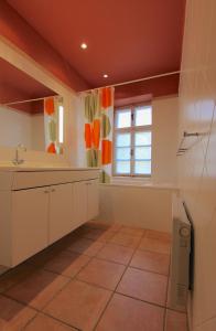 een keuken met een spoelbak en een raam bij Mala Strana apartment 1 in Praag