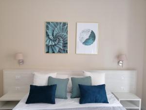 Postel nebo postele na pokoji v ubytování Oikia Rooms