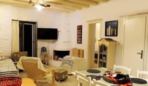 Televízia a/alebo spoločenská miestnosť v ubytovaní Paros Sunset Villa