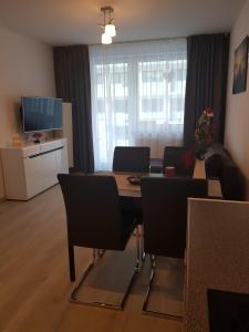 Televízia a/alebo spoločenská miestnosť v ubytovaní Apartamenty Bliżej Morza Kasprowicza