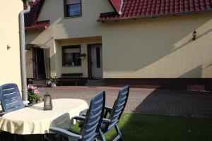 a table and chairs in a courtyard with a building at Pension Angelika in Cottbus