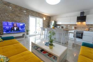 Televízia a/alebo spoločenská miestnosť v ubytovaní Villa Decima