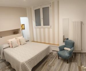 1 dormitorio con 1 cama y 1 silla azul en Casa Margò en Monreale