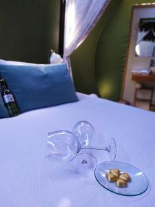 Łóżko lub łóżka w pokoju w obiekcie REMANSO DE TRASFONTAO Casa das Árbores & Bubble