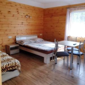Łóżko lub łóżka w pokoju w obiekcie PokojeKajaki DD Swornegacie