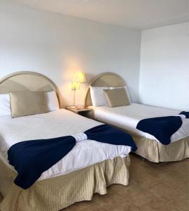 Una cama o camas en una habitación de Ocean Sands Motel
