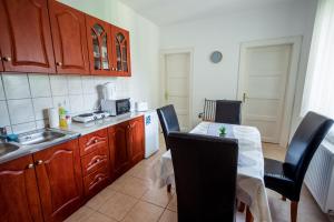 凱斯特海伊的住宿－Virágos vendégház，带桌椅的厨房和带水槽的厨房