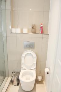 mała łazienka z toaletą z podwieszoną pokrywą w obiekcie Green Avenue Apartments w mieście Gaborone