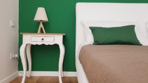 A bed or beds in a room at 315 Via Roma Rooms centro