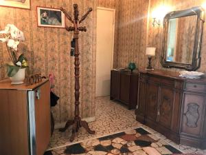 een badkamer met een dressoir en een spiegel in een kamer bij Milkyway Apartment in Viareggio