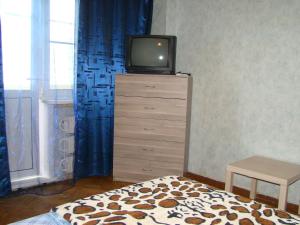 モスクワにあるHome Hotel "Yugozapadnaya"のベッドルーム(ドレッサーの上にテレビ付)
