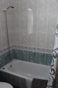 W łazience znajduje się wanna z zasłoną prysznicową. w obiekcie Casa Manolito w mieście Prado del Rey +7 zdjęć
