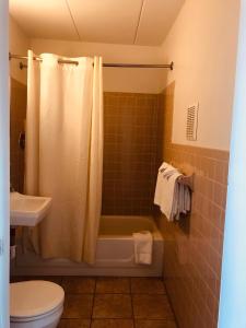 Ett badrum på Ocean Sands Motel
