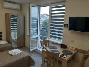 TV a/nebo společenská místnost v ubytování Apartment RELAX