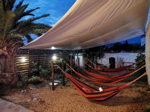 a couple of hammocks under a large umbrella at Hostel Once Once in Villa de Leyva