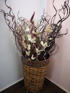 uma cesta cheia de flores num quarto em Apartment Marica em Brodarica