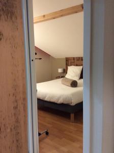 a bedroom with a bed in a room at LA TÊTE AU SOLEIL in Soultzmatt