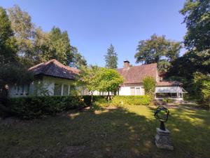 a house with a yard with a statue in front of it at Modern Palace Emma Staete in Baarn