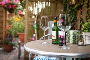 埃因霍温Eindhoven Inn的一张桌子,上面放着两瓶葡萄酒和眼镜