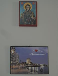 una foto colgada en una pared con una foto de un hombre en Konba luxury mini apartment, en Tesalónica