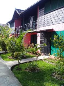 Vrt pred nastanitvijo Firefly Beach Cottages