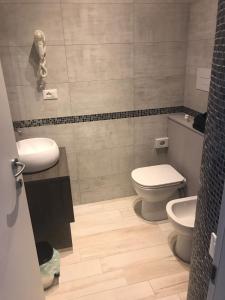 uma casa de banho com um WC e um lavatório em B&B Calypso em Pescara