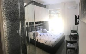 um quarto com uma cama e uma cabina de duche em vidro em B&B Calypso em Pescara