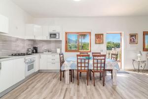 a kitchen and dining room with a table and chairs at La Socorra Suite Adults Only in Fátaga