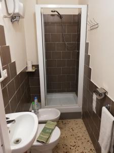 トラーパニにあるAfrodite Trapaniのバスルーム(洗面台、トイレ、シャワー付)