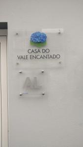 a sign on the side of a building with a blue cloud at Casa do Vale Encantado in Furnas