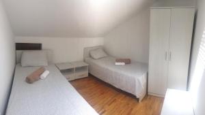 Ένα ή περισσότερα κρεβάτια σε δωμάτιο στο Apartment KARADAK