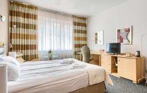 ワルシャワにある404 Rooms Wilanowskaのベッドルーム1室(ベッド1台、デスク、コンピュータ付)