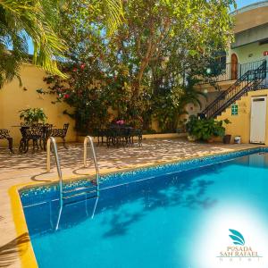 une piscine en face d'un bâtiment dans l'établissement Hotel Posada San Rafael, à Barra de Navidad