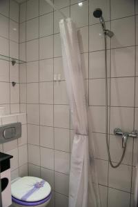 Kylpyhuone majoituspaikassa Hostel M