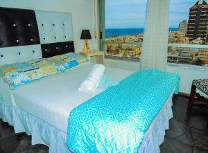 Tempat tidur dalam kamar di Increible Vista al mar Centro de Punta del Este