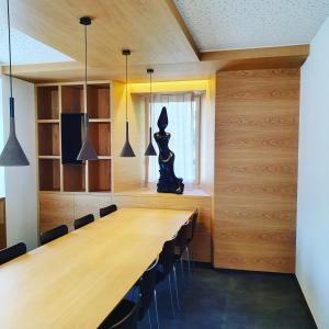 une salle de conférence avec une grande table et des chaises en bois dans l'établissement Locanda Marco, à Bellinzone