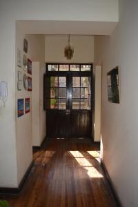 um quarto vazio com uma porta e um piso de madeira em El Tuco Hotel em Cusco